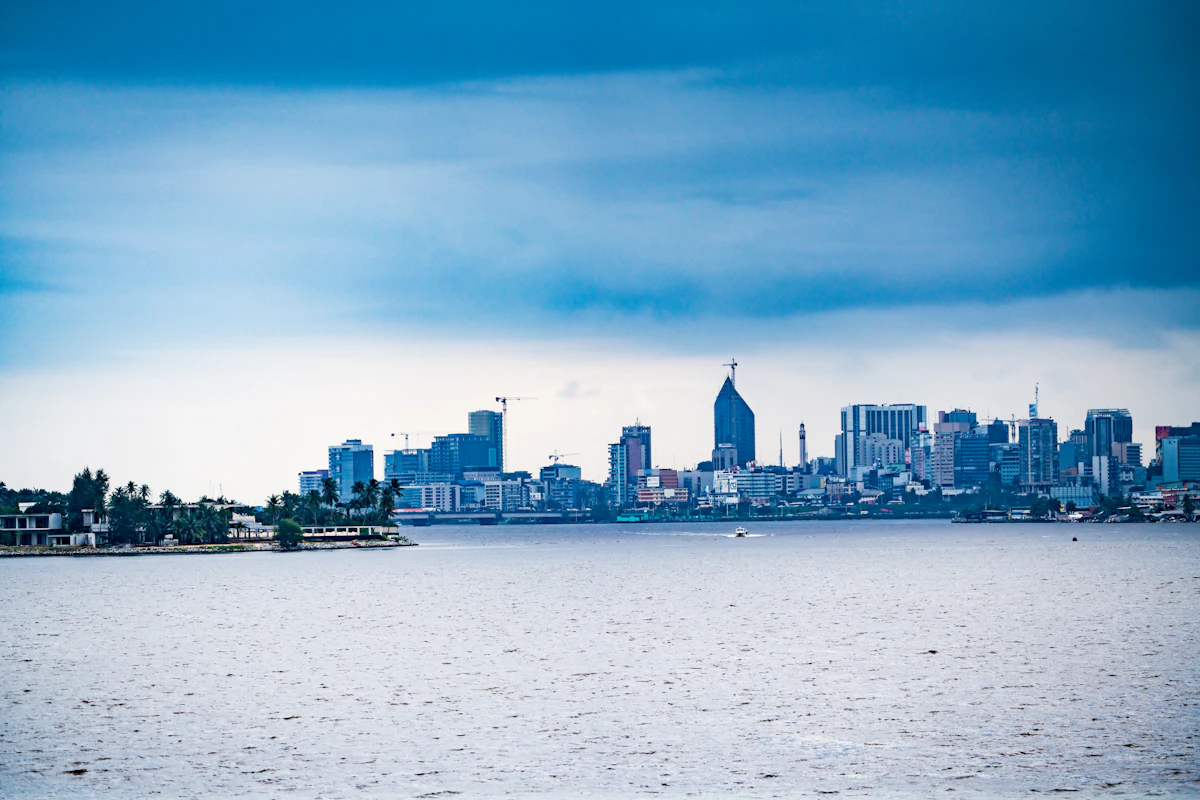 Le quartier du Plateau à Abidjan, vu depuis la lagune