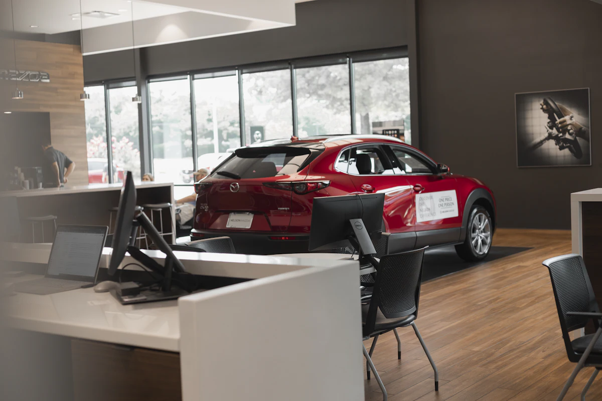 Un SUV rouge exposé dans un showroom automobile