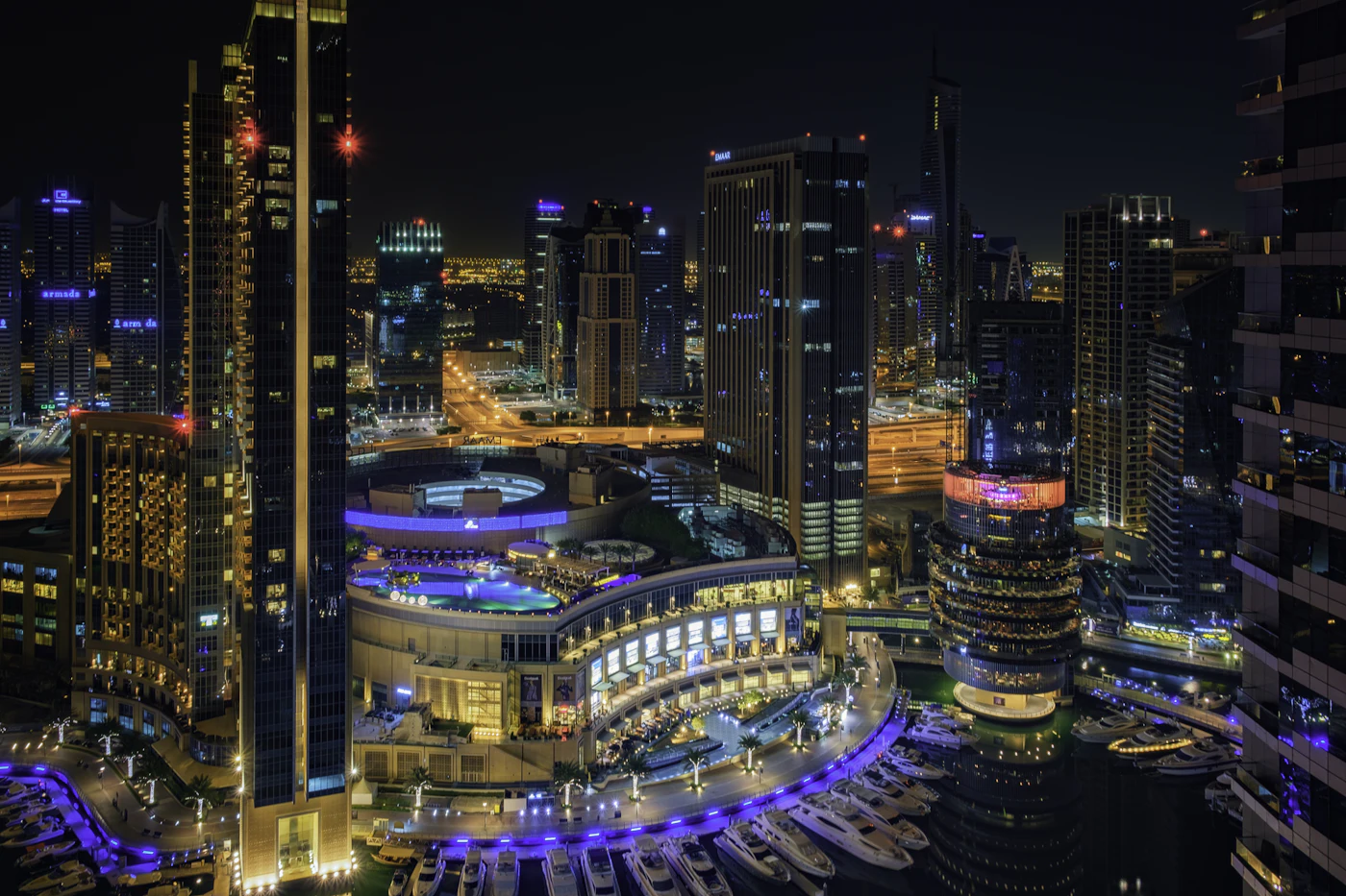 Les tours et le front de mer de Dubai Marina illuminés la nuit