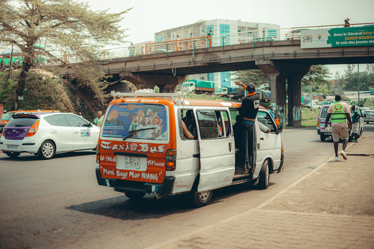 Un taxi-bus sur une route animée de Libreville, au Gabon