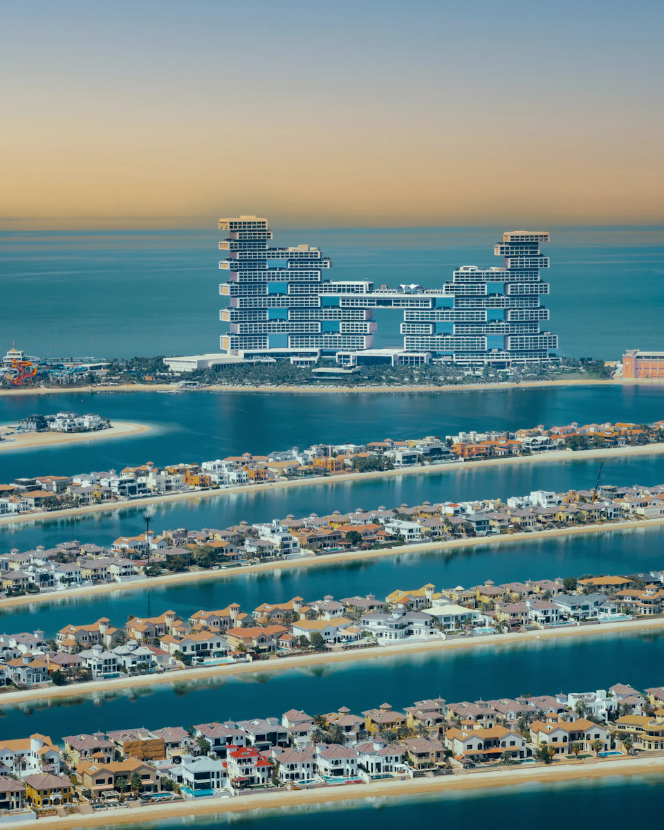 La Palm Jumeirah vue du ciel au crépuscule, avec l’Atlantis The Royal