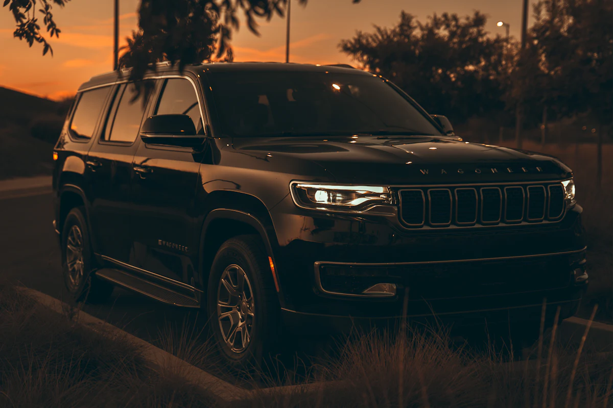Un SUV noir haut de gamme garé au crépuscule