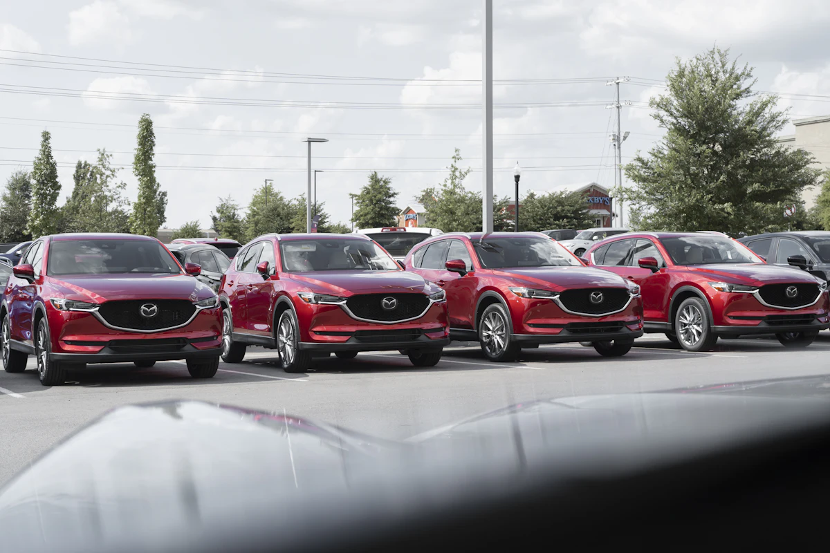 SUV rouges alignés chez un concessionnaire
