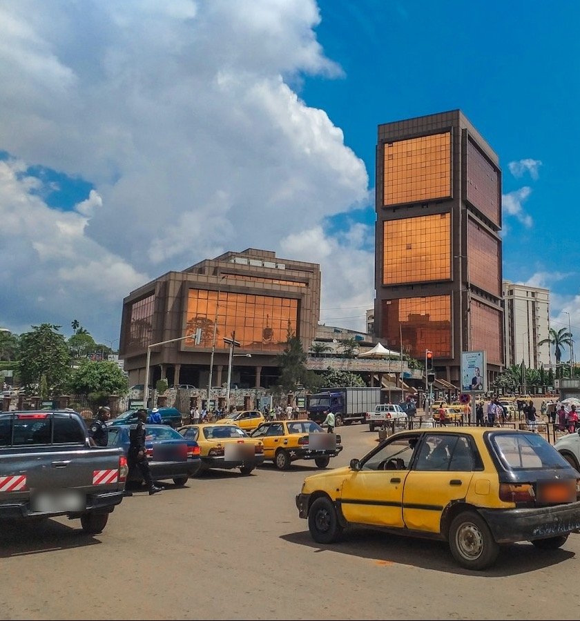 Taxis jaunes au carrefour de la Poste centrale à Yaoundé, au Cameroun